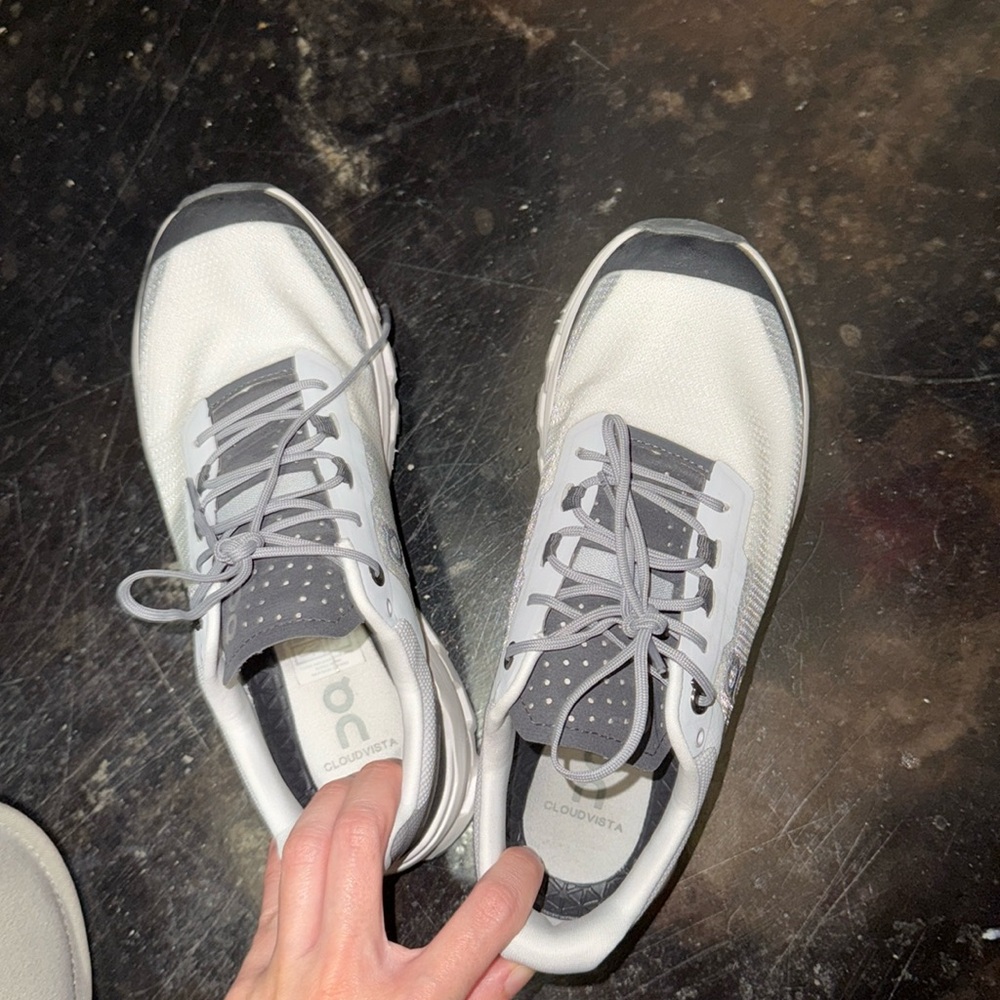 On cloud running tennis shoes size 6